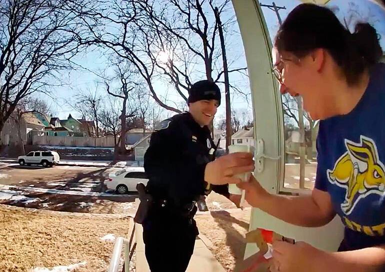 В США полицейский доставил еду вместо задержанного курьера: видео