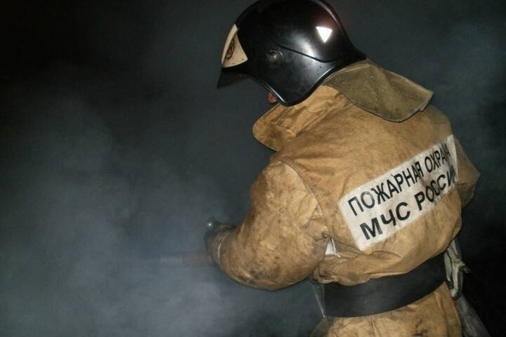 Газовый баллон эвакуировали пожарные из горевшего дома в Томском районе