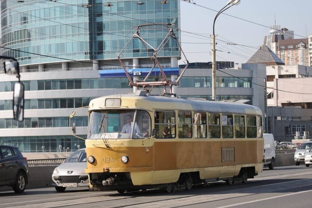 Движение трамваев в Екатеринбурге заблокировали из-за аварии