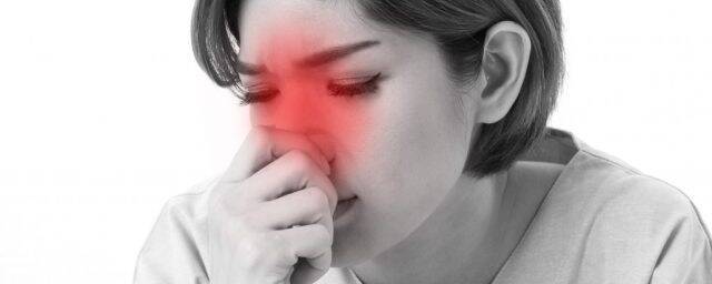 Врач Поздняков: Заложенность носа и сильный насморк являются первыми признаками «омикрона»