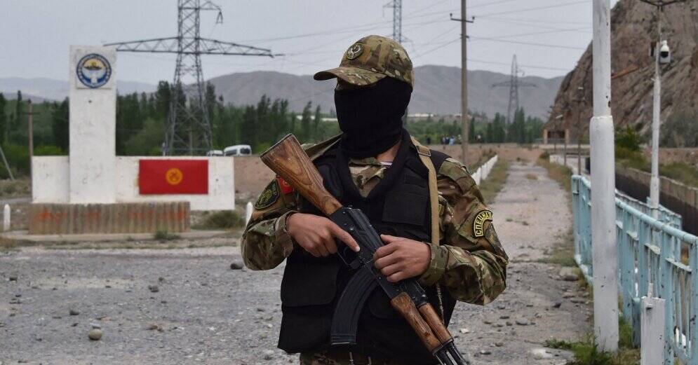 Кыргызстан эвакуирует жителей пограничных с Таджикистаном сел. На границе идет перестрелка