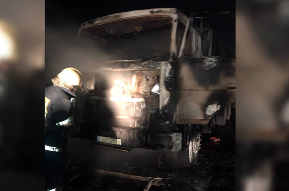В Кривом роге во время движения загорелся грузовик: спасатели бросились на помощь