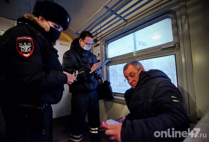 Наденьте маску: как в ленинградских электричках за ковид-безопасностью жителей следят