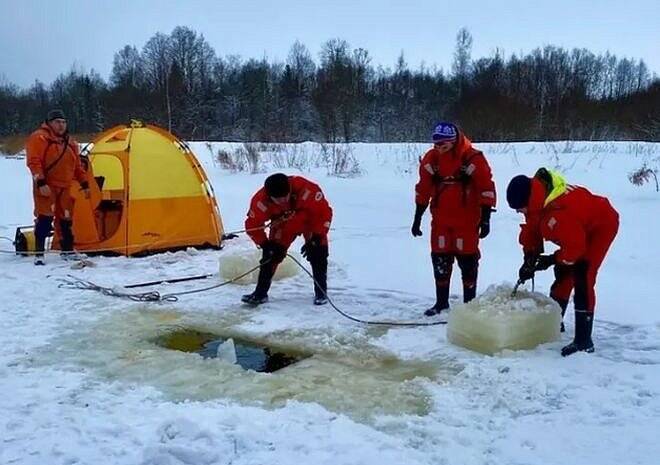 Спасатели нашли тело утонувшей в купели в Ленинградской области женщины