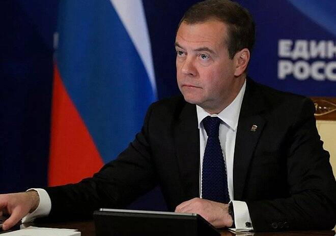 Медведев высказался о перспективах введения четырехдневной рабочей недели