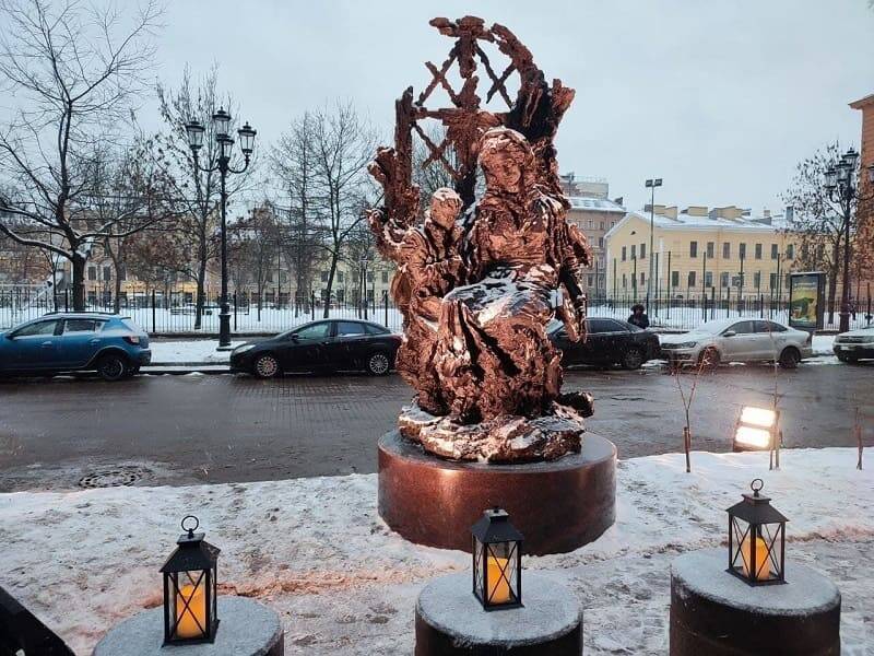 Уникальный памятник «Блокадному учителю» отливали под Смоленском