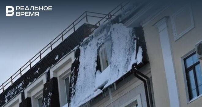 В Нижнекамске прокуратура потребовала очистить крыши домов от снега и наледи