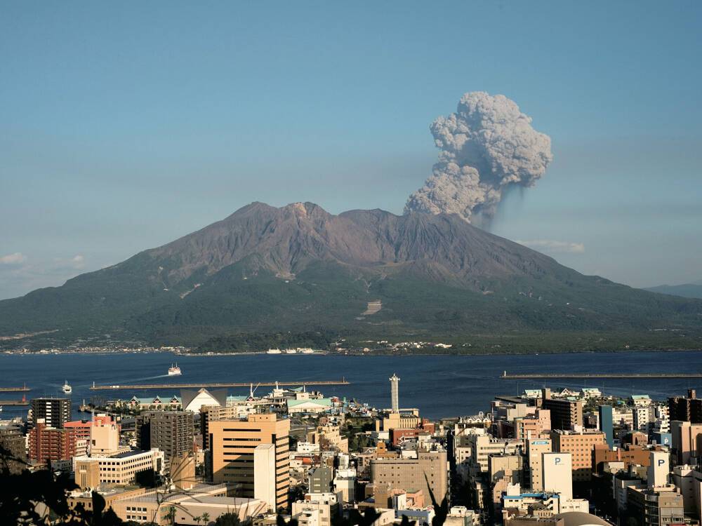 В Японии произошло извержение одного из наиболее активных вулканов мира (видео)