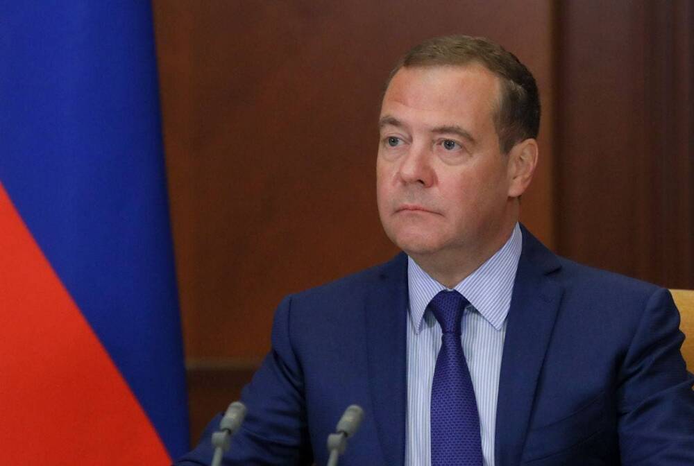 Дмитрий Медведев рассказал, чем Россия заменит доллары и евро, в случае запрета на операции с ними - Русская семерка