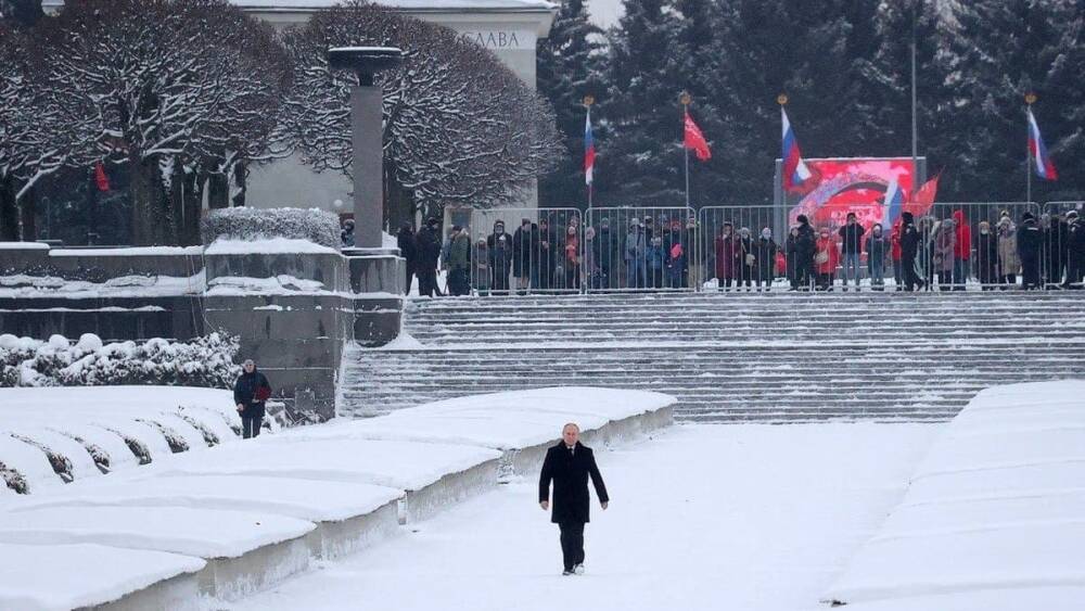 На Пискарёвском кладбище перед визитом Путина обработали сугробы