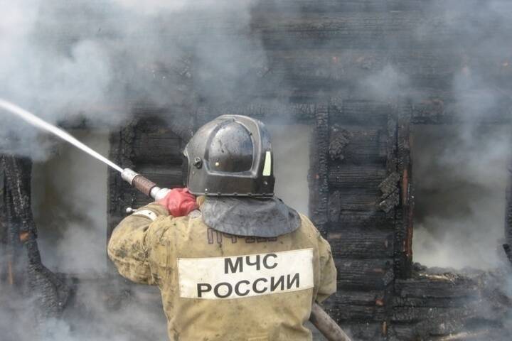 Сотрудники ДПС в Томской области спасли человека из горевшей квартиры