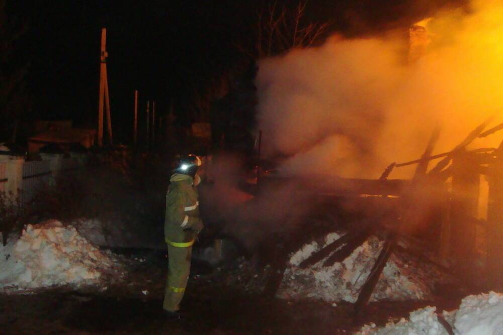 Под утро в Ивановской области сгорел большой дом с пристройкой