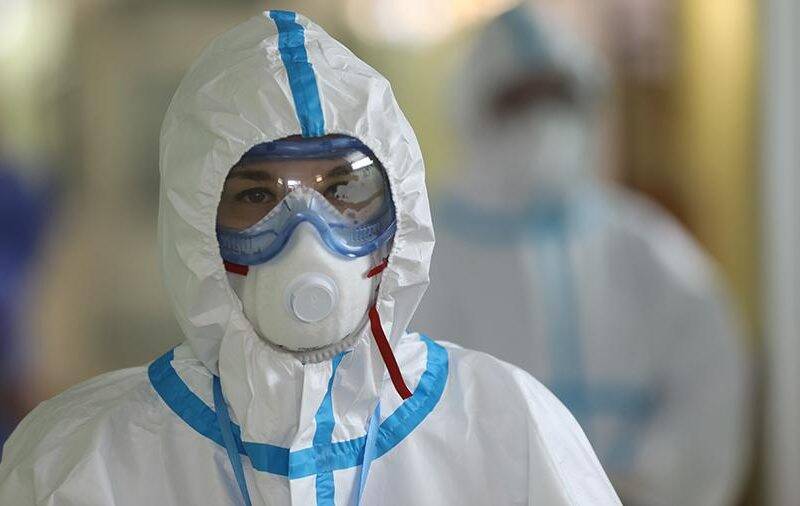 «Надо готовиться к худшему»: вирусолог назвал сроки окончания «омикрон»-волны коронавируса в России