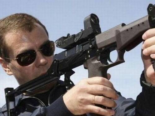 Медведев объяснил невозможность свободного ношения оружия в России