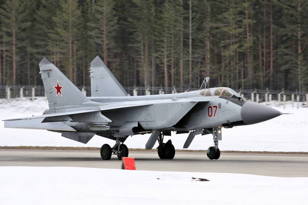 Истребитель МиГ-31 выкатился за пределы ВПП при взлете под Новгородом