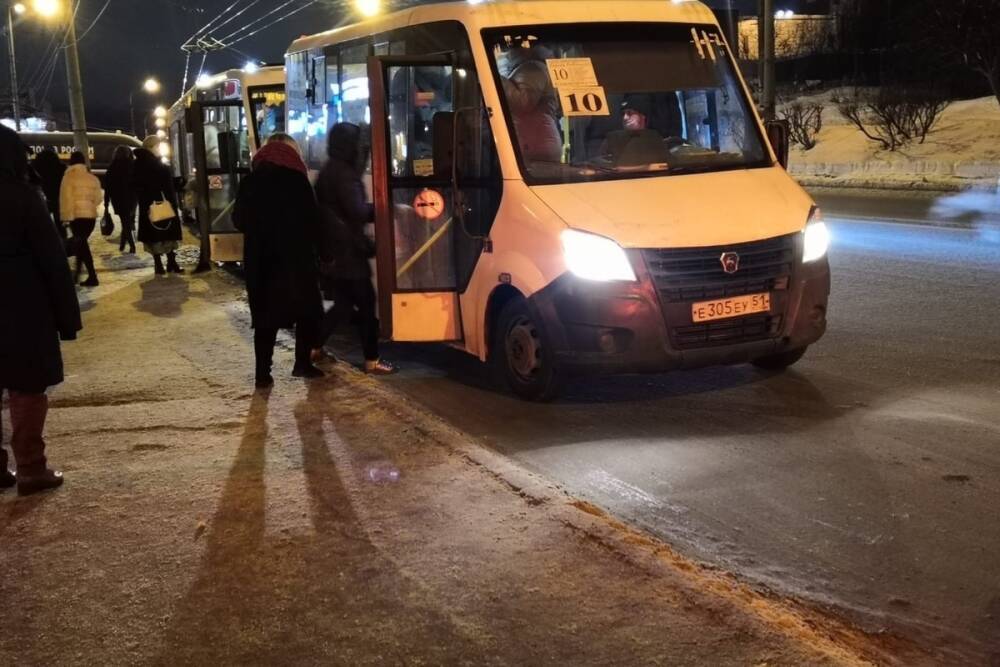 Пассажиров мурманского общественного транспорта проверили на соблюдение масочного режима
