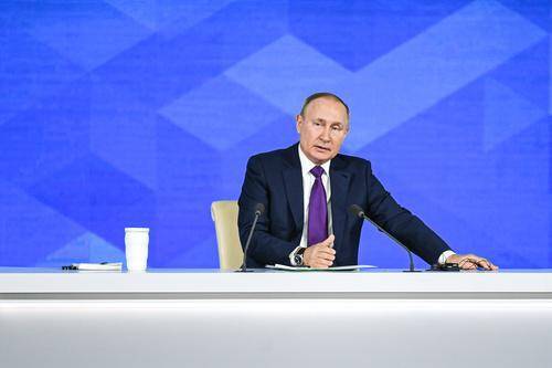 Путин поручил рассмотреть вопрос об оформлении россиянам из ДНР и ЛНР соцвыплаты через Госуслуги