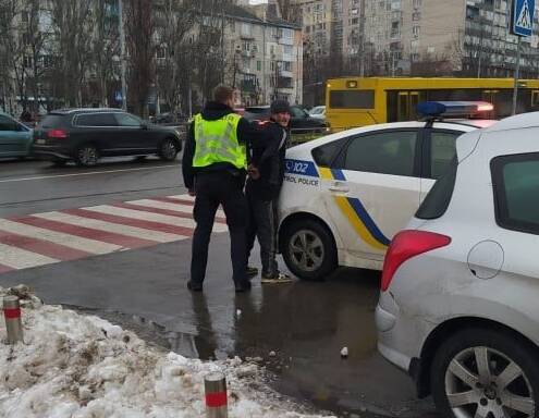 В центре Киева полиция задержала мужчину, размахивающего двумя ножами. ВИДЕО