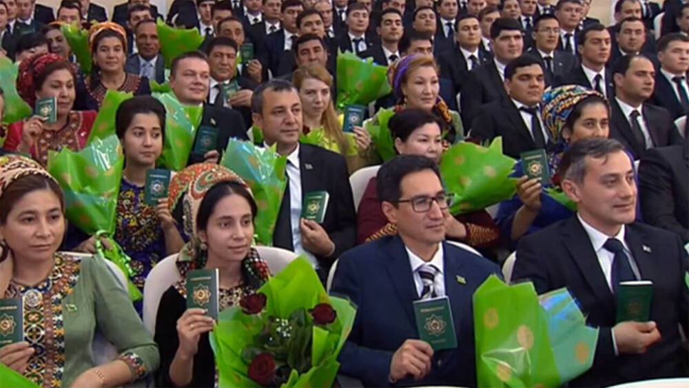 В Туркменистане намерены цифровизировать выдачу паспортов и учет населения