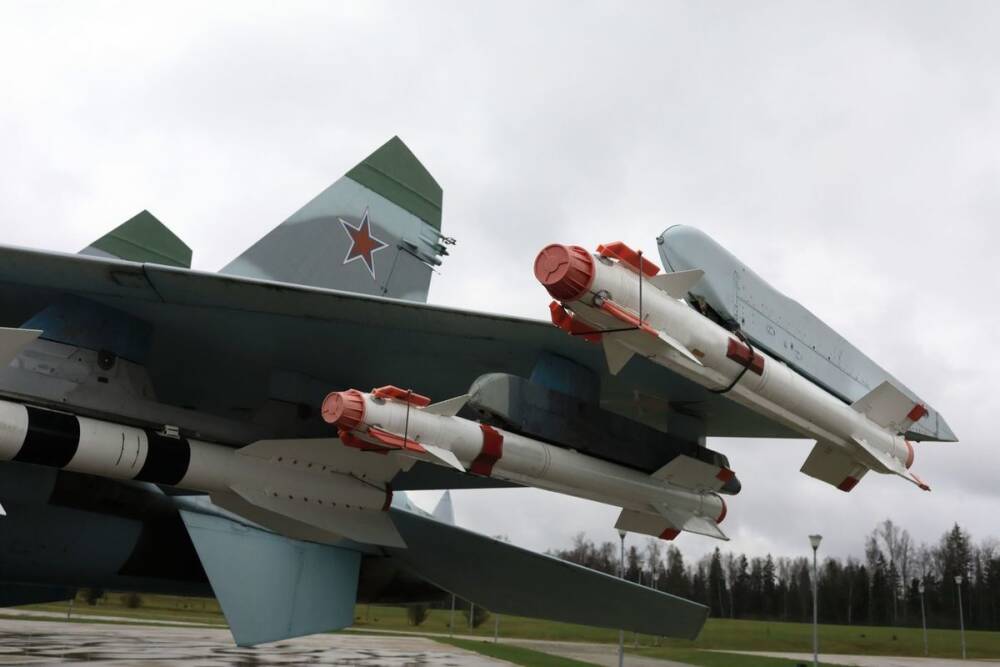 Истребитель-перехватчик МиГ-31 выкатился за пределы взлетно-посадочной полосы в Новгородской области