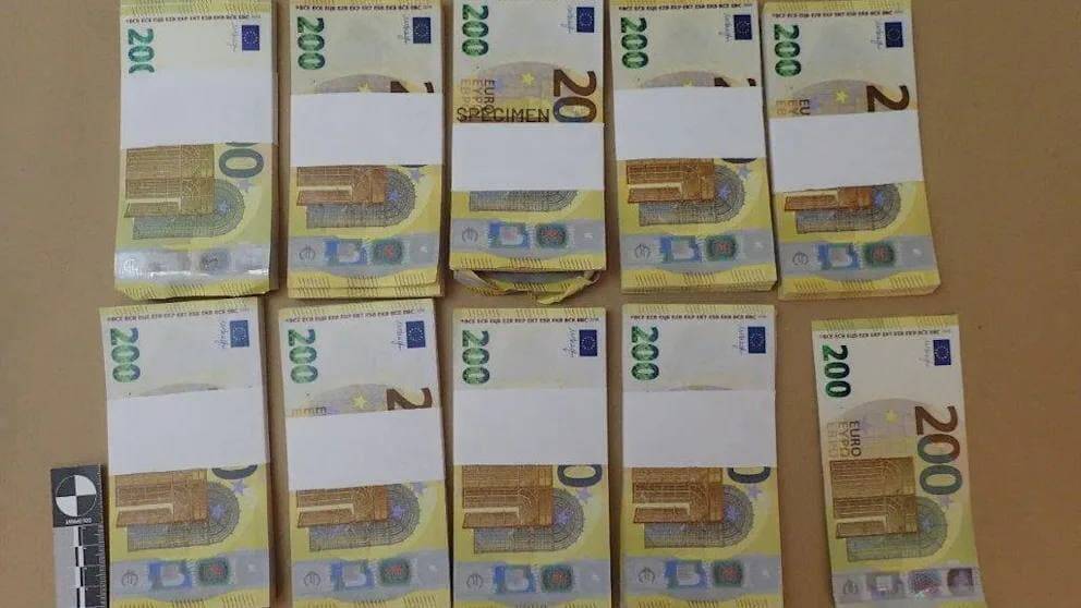 Покупали золотые монеты за фальшивые деньги: полиция устроила ловушку на аферистов