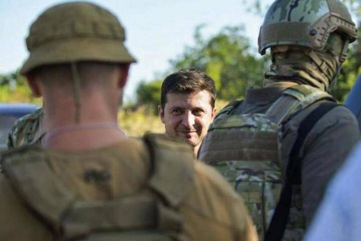 Зеленский пообещал украинцам фото военных из мирного Крыма