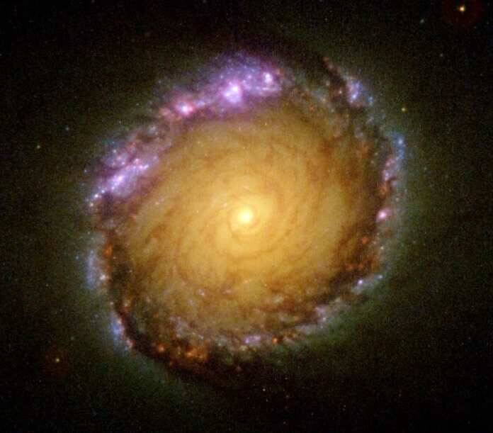 Телескоп Hubble сфотографировал галактику, похожую на огромный огненный диск