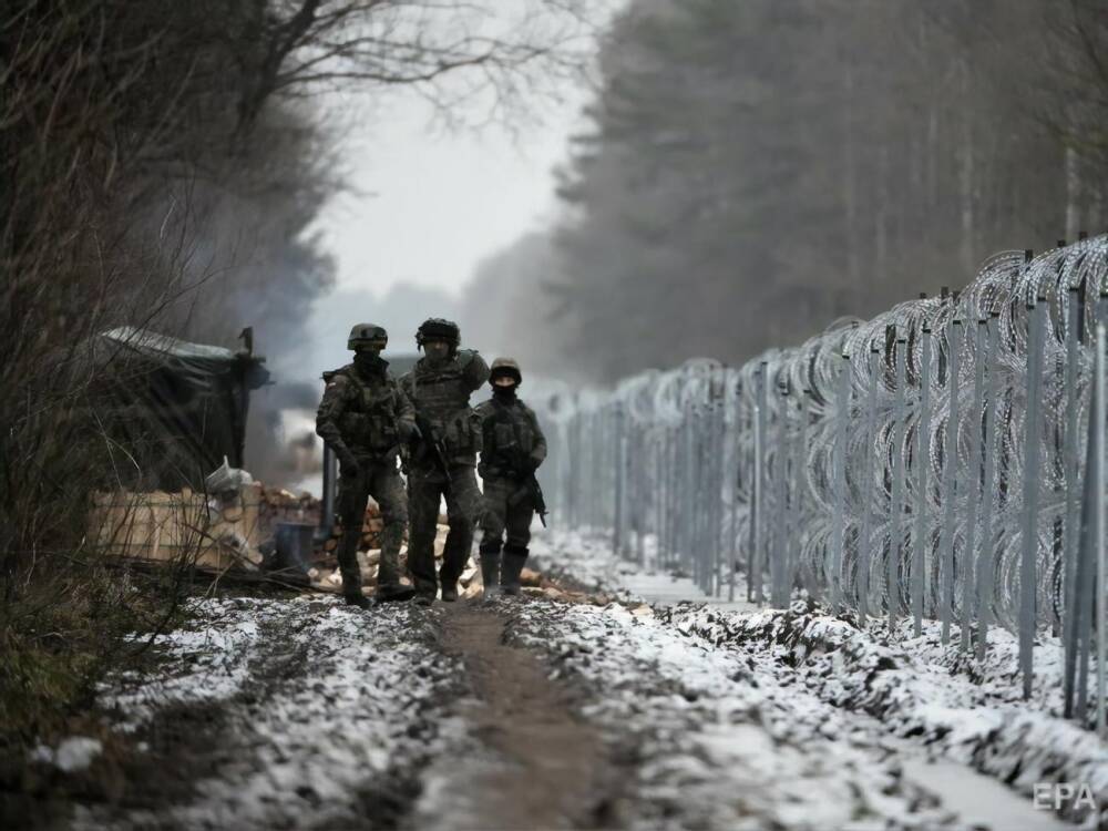 На границе Польши с Беларусью польский патруль забросали камнями и ветками