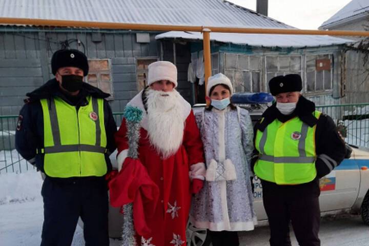 Полицейский Дед Мороз поздравил сирот и многодетные воронежские семьи