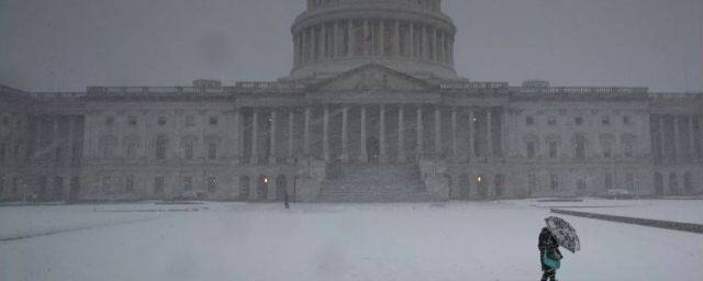 В Вашингтоне впервые за текущую зиму хозяйничает снежный буран
