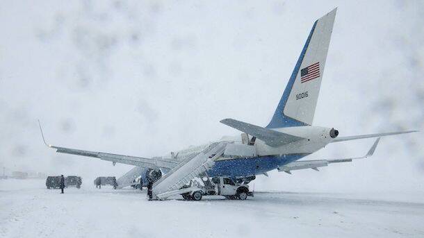 Самолет Байдена попал в сильнейшую снежную бурю (видео)