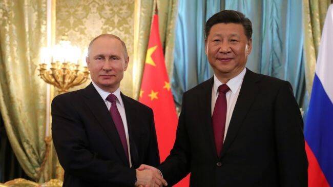 Китай и Россия стоят «плечом к плечу, как скала против бурного течения» — Ян Цземянь