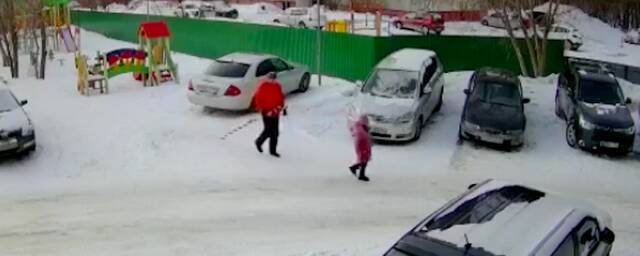 В Новосибирске мужчину с лыжами обвинили в преследовании школьницы