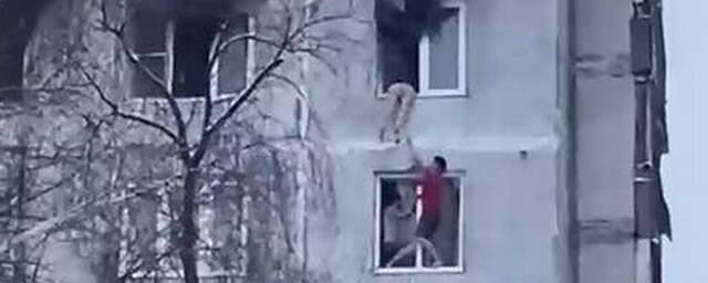 В Москве двое мужчин спасли девушку из горящей квартиры, вытащив ее из окна девятого этажа