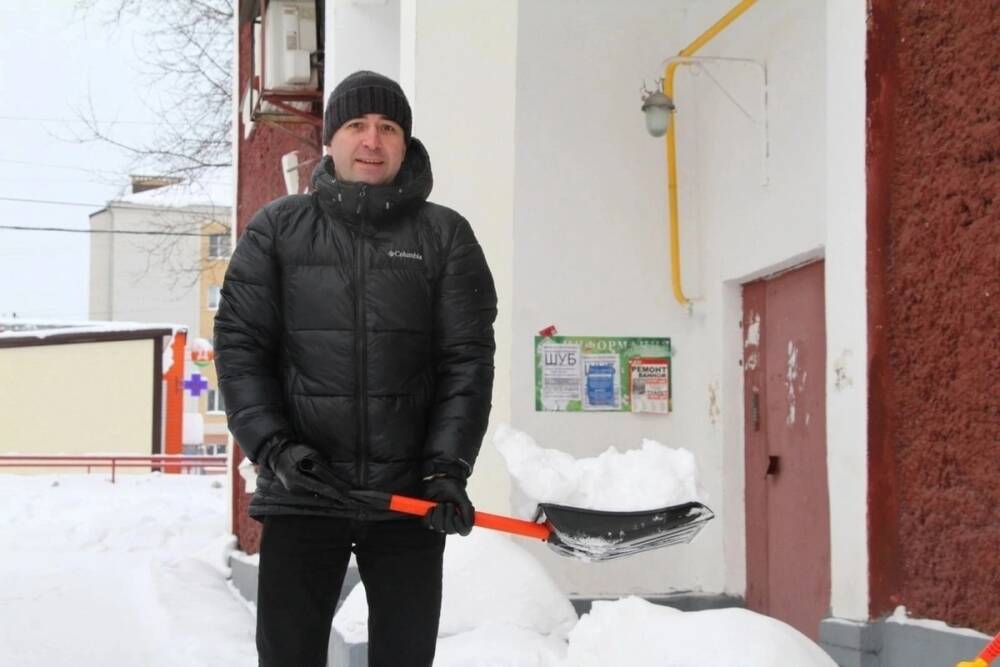 Мэр Рыбинска сам очистил свой двор от снега