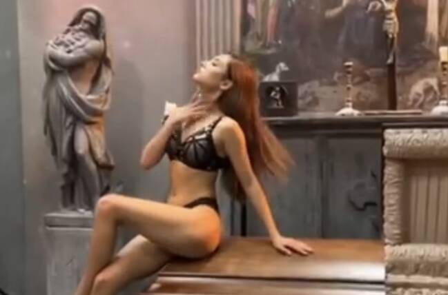 Ритуальное агентство сняло рекламу с полуобнажёнными моделями на гробах