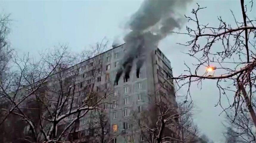 Соседи спасли девушку из полыхающей квартиры в московской многоэтажке через окно