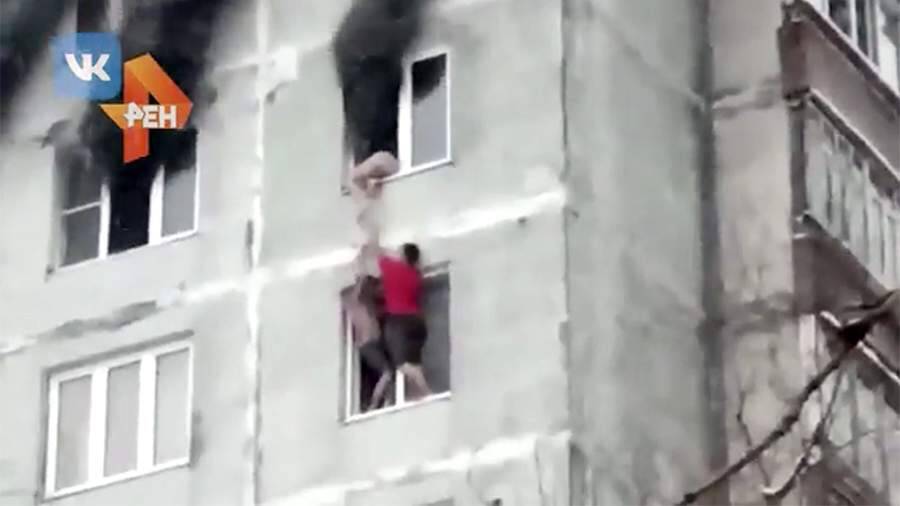 Стали известны подробности спасения девушки из горящей квартиры в Москве