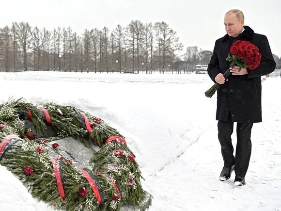 Сотрудница Пискаревского кладбища, рассказавшая об обработке сугробов перед визитом Путина, не готова к откровенности