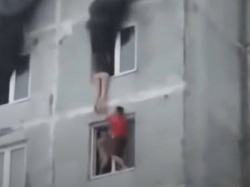 «Это что-то невероятное!»: рискуя жизнью двое москвичей спасли девушку из полыхающей квартиры