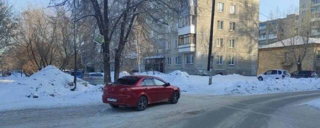 В Ленинском районе Новосибирска на тротуаре сбили двух девочек