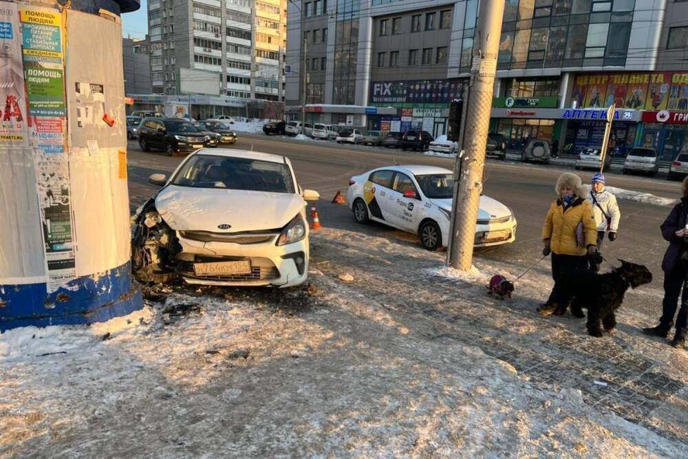 Пешеход погиб под колесами такси в центре Новосибирска