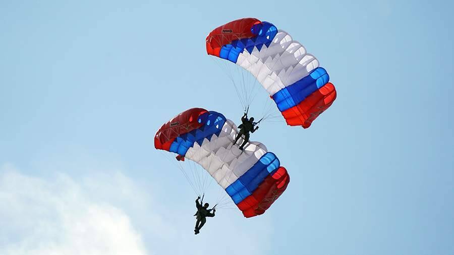 Тренажер для отработки совместного прыжка двух парашютистов создали в РФ