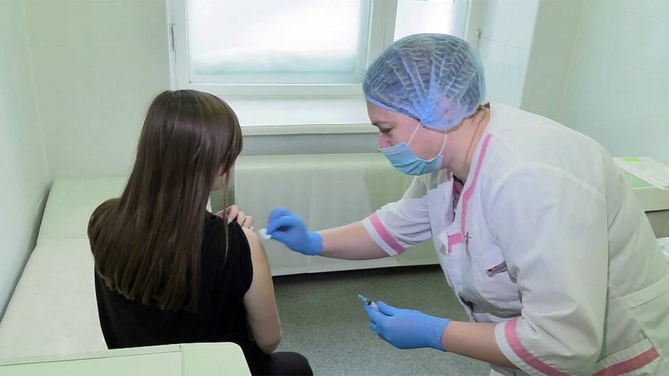 В России набирает обороты прививочная кампания среди подростков