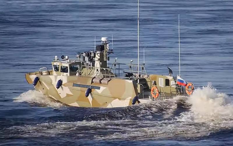 Минобороны по земле перебрасывает катера для спецназа на Азовское море