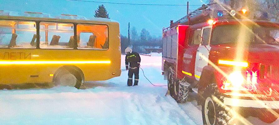 Школьный автобус застрял в сугробе в поселке Карелии – потребовалась помощь спасателей (ФОТО)