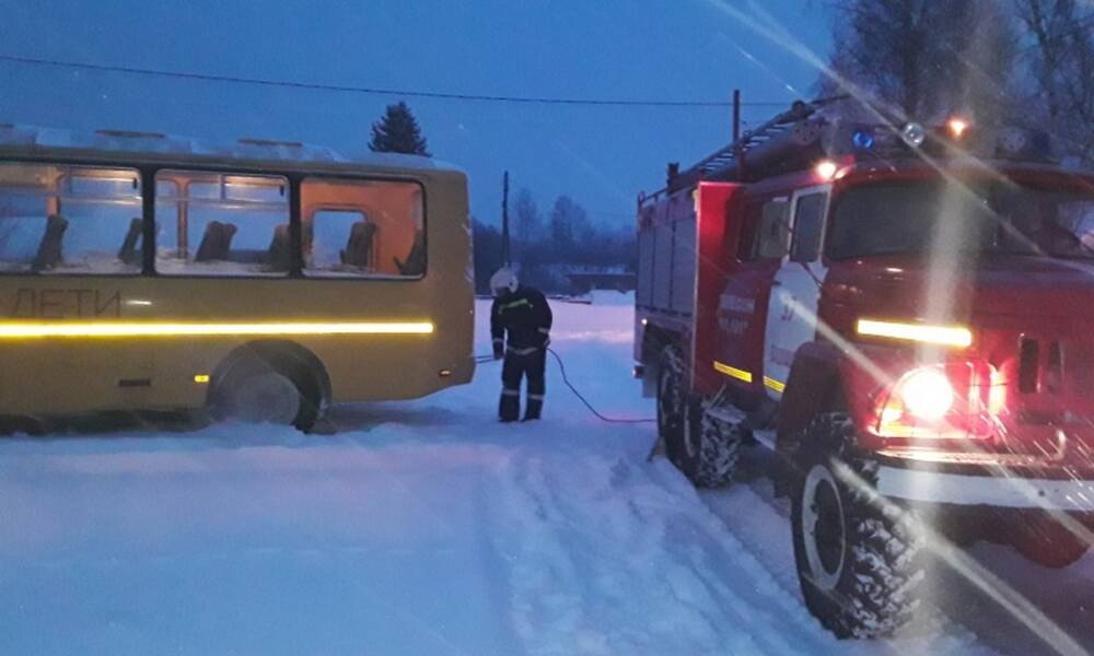 Школьный автобус застрял в сугробе в Карелии: его вытаскивали пожарные