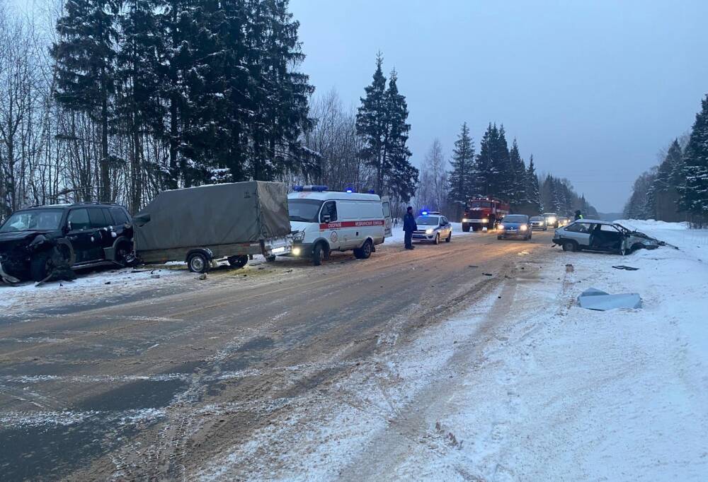 Опасный обгон на трассе в Тверской области привел к ДТП с двумя пострадавшими