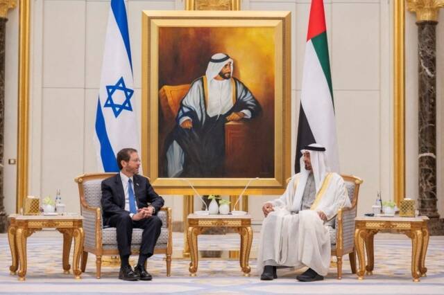 ОАЭ перехватили ракетную атаку хуситов во время визита президента Израиля