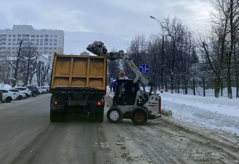 За выходные с улиц Ульяновска вывезли 472 самосвала снега
